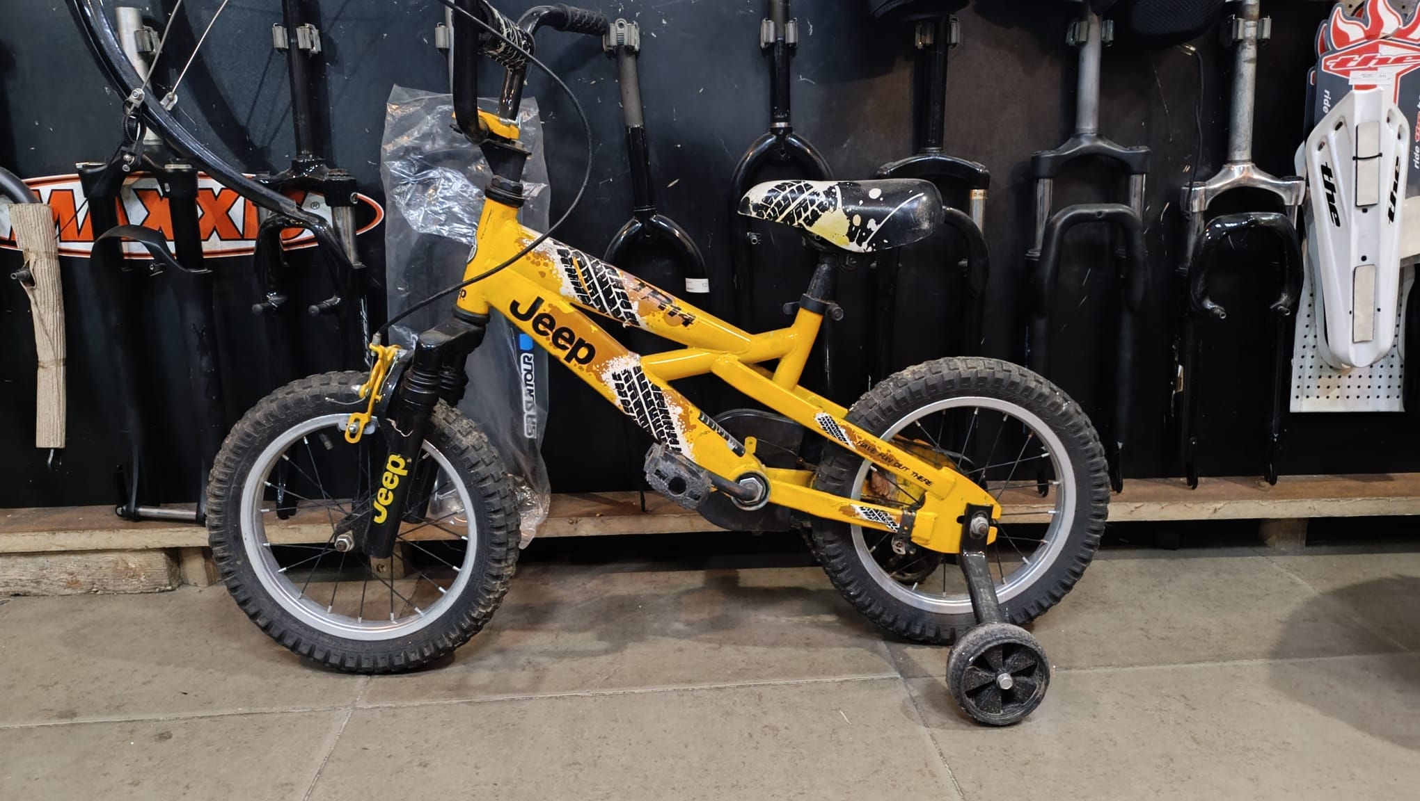 Bicicletă Copii Jeep cu Roți Ajutătoare – Second Hand Verificată